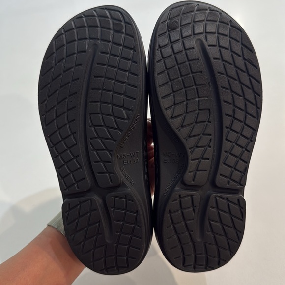 OOFOS Adults’ OOcloog Clogs - Picture 5 of 7